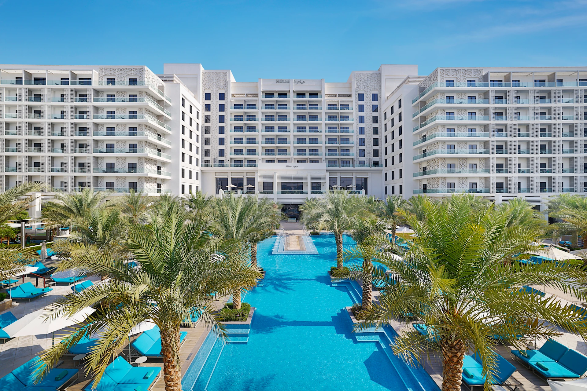 Hilton Abu Dhabi Yas Island у набережной вечером